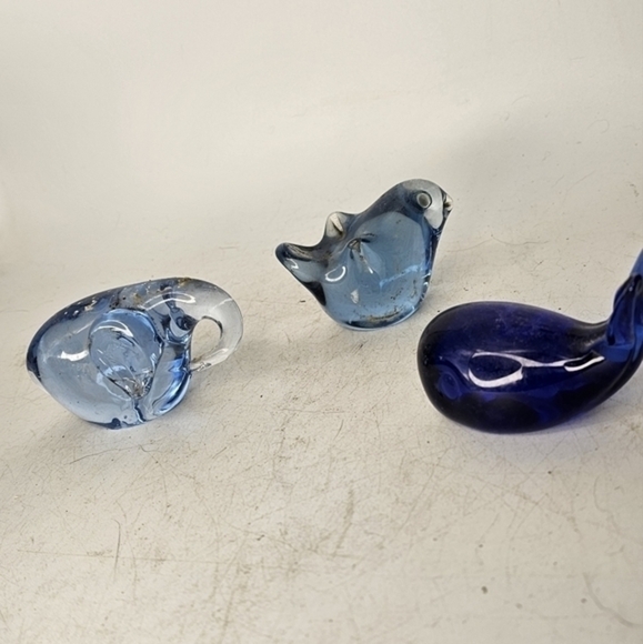 3 vintage cobalt blue figurines, paper weights, elephant, whale and a chicadee. - Picture 2 of 4